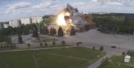 Un misil ruso impacta de lleno sobre el palacio de Cultura de la ciudad de Lozova, en Ucrania