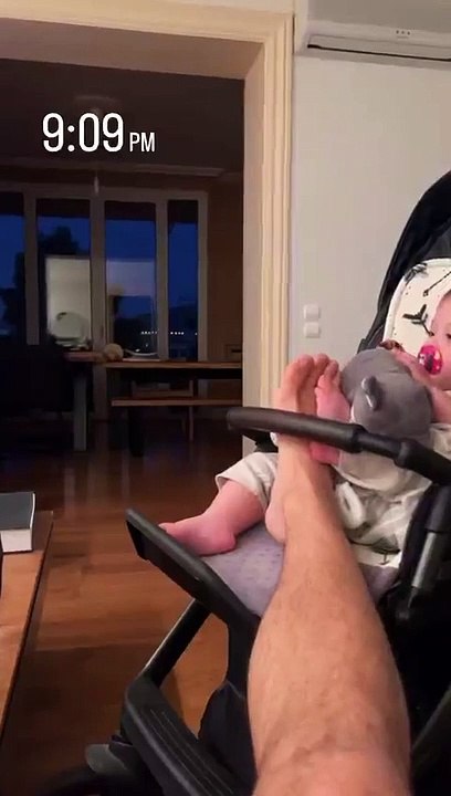 Σάκης Τανιμανίδης: Παίζει με την κόρη του το παιχνίδι που θα σου θυμίσει τα παιδικά σου χρόνια