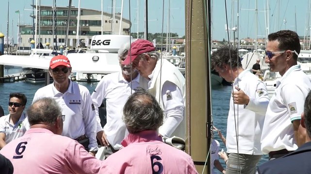 Juan Carlos I observando la regata en Sanxenxo desde la neumática Cristina