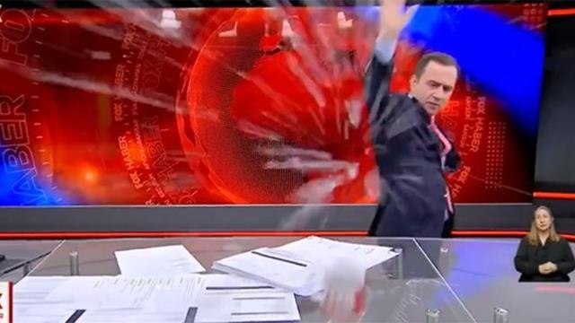 FOX Ana Haber sunucusu Selçuk Tepeli sinirlendi! (VİDEO) BARDAĞI FIRLATTI! Selçuk Tepeli neden sinirlendi?