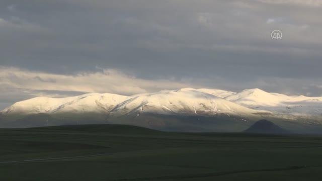 Baharda etkili olan kar dağları ve köyleri beyaza bürüdü