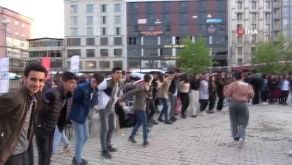 Yüksekova'da açık hava konseri renkli görüntüler oluşturdu