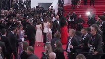 Una mujer salta desnuda a la alfombra roja de Cannes para protestar contra la guerra