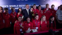Bakan Kasapoğlu, dünya şampiyonu Kadın Milli Boks Takımı ile bir araya geldi