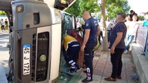 Hafif ticari aracın çarptığı minibüs devrildi, sürücüler yaralandı