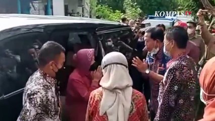 Potret Mensos Risma Tengok Sinta Aulia, Bocah Pejuang Tumor Kaki di Rembang