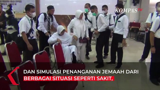Petugas Gelar Simulasi Layanan Haji hingga Bantu Jemaah Sakit