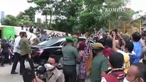 Jokowi Bagikan Sembako Di Magelang, Tri Risma Turut Mendampingi