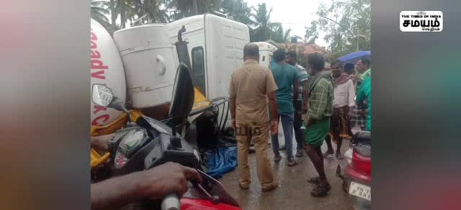 நடுரோட்டில் சிமெண்ட் கலவை லாரி கவிழ்ந்து அப்பளம் போல் நொறுங்கிய ஆட்டோ!