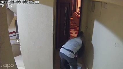 وضع مخدر بالمشروبات.. عامل دليفري يحاول سرقة أسرة مصرية وكاميرات المراقبة تكشفه