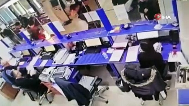 Cep telefonu bomba gibi patladı! O anlar kamerada