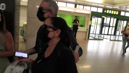 Isabel Pantoja se deja ver en el aeropuerto de luto riguroso para comenzar su gira