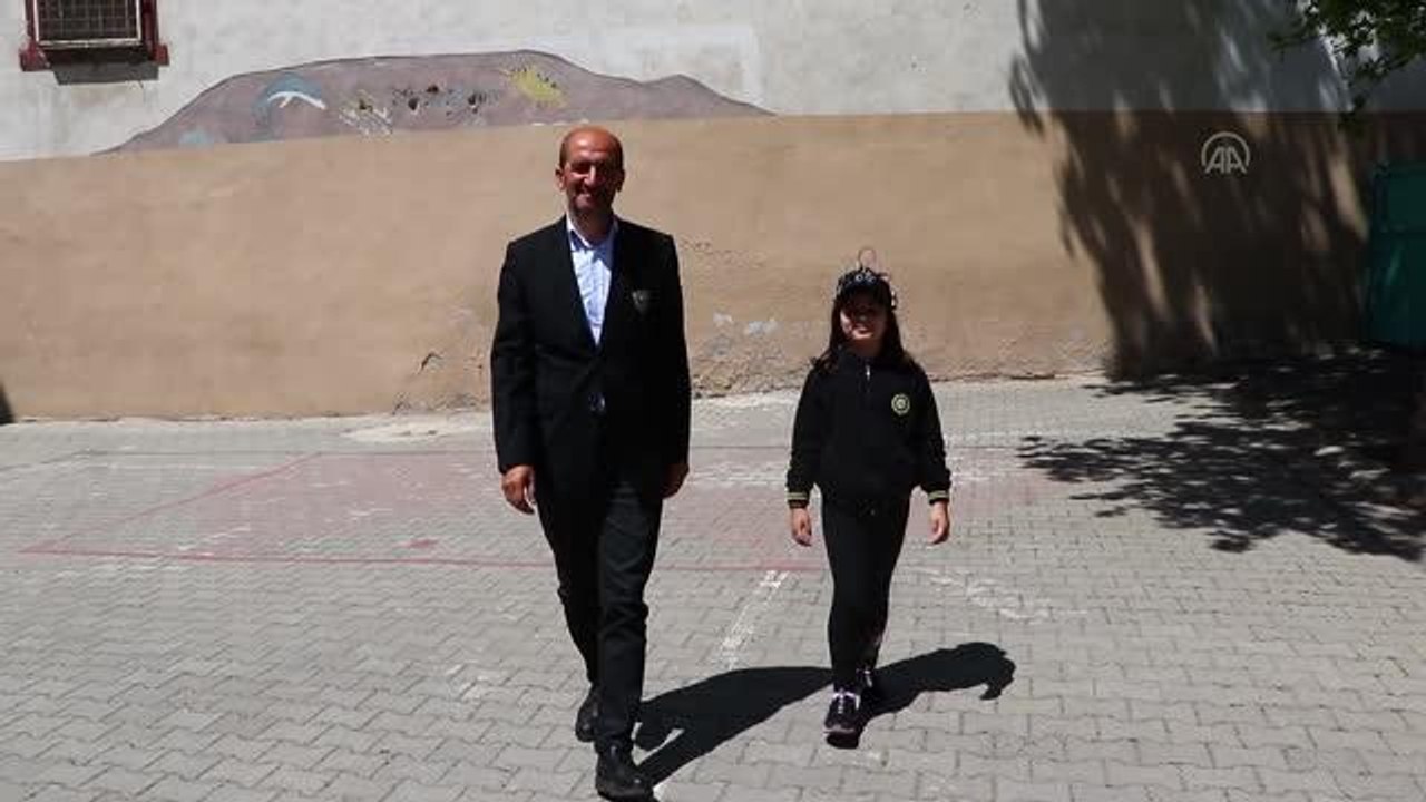 Tekirdağ'da ilkokul öğrencisi görme engelliler için "sensörlü şapka" tasarladı