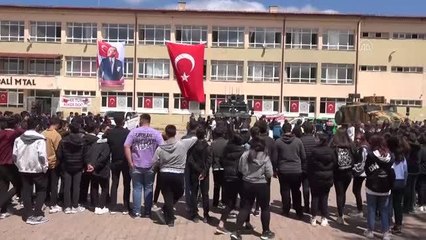 Şarkışla'da öğrencilere yerli üretim silahlar ve zırhlı araçlar tanıtıldı