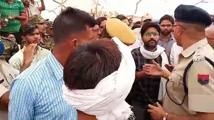 रोजगार के लिए तपती गर्मी में बच्चों के साथ दे रहे धरना