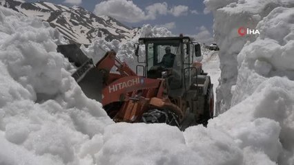 Haziran ayına günler kala Antalya'nın yaylalarında karla mücadele çalışması