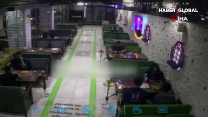 Korku dolu anlar: Geri vitesi unutup gaza basan sürücü müşterilerin olduğu kafeye böyle daldı