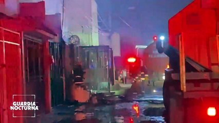 Voraz incendio consume una vivienda habitada por indigentes en Tlaquepaque