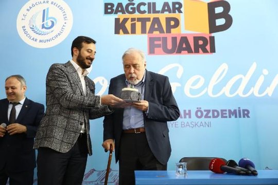 Bağcılar'da kitap fuarına katılan İlber Ortaylı'ya doğum günü sürprizi