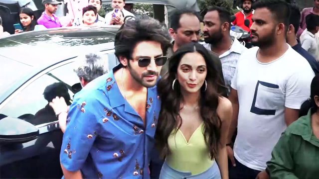 Kartik Aaryan, Kiara Advani promote 'Bhool Bhulaiyaa 2' at Juhu beach