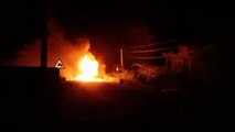 सड़क पर दौड़ते ट्रेलर में आग लगी आग चालक ने कूदकर बचाई जान