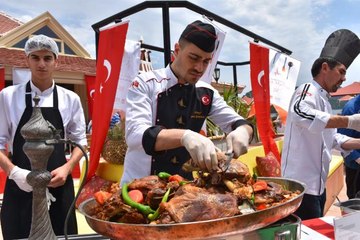 Marmaris'te Türk mutfağının yöresel lezzetleri turistlere ikram edildi