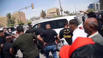 شاهد: عراقيون يلقون بالأحذية والحجارة على موكب رئيس الوزراء أثناء جنازة مظفّر النواب