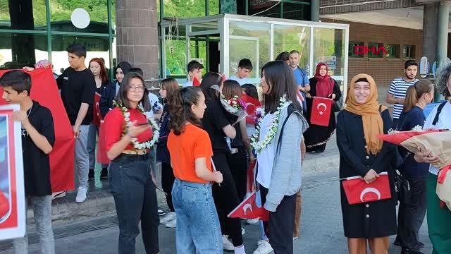 SPOR Milli boksör Elif Güneri, Karabük'te çiçeklerle karşılandı