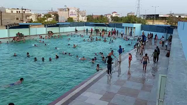 गर्मी में स्वीमिंग से राहत पाने का जतन