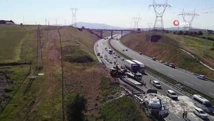 Tuzla'da tır dijital trafik levhasına çarptı, ortalık savaş alanına döndü: 2 yaralı