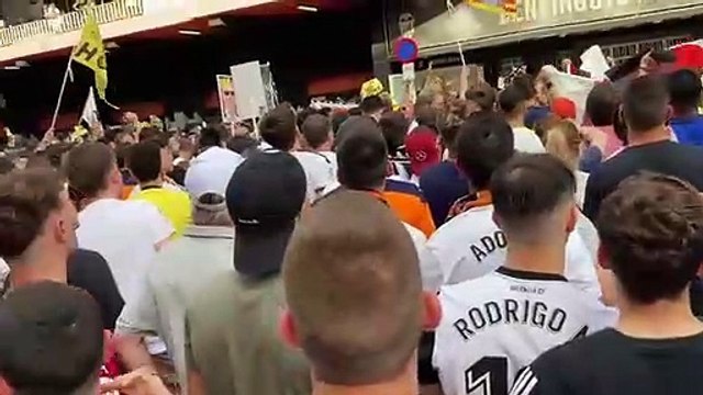 La indignació esclata a l'exterior de Mestalla contra el menyspreu del president del València CF