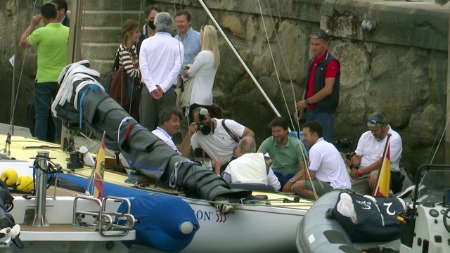 Juan Carlos I navega a bordo del 'Bribón' pese a la suspensión de las regatas