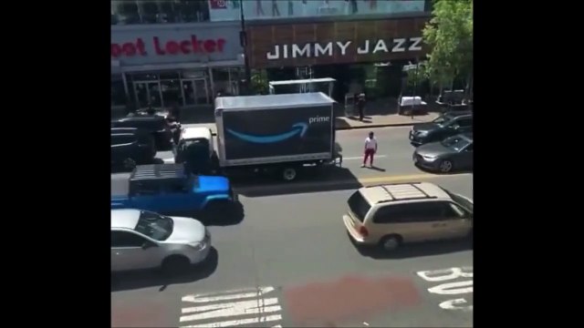 Un livreur Amazon se fait piller en pleine route