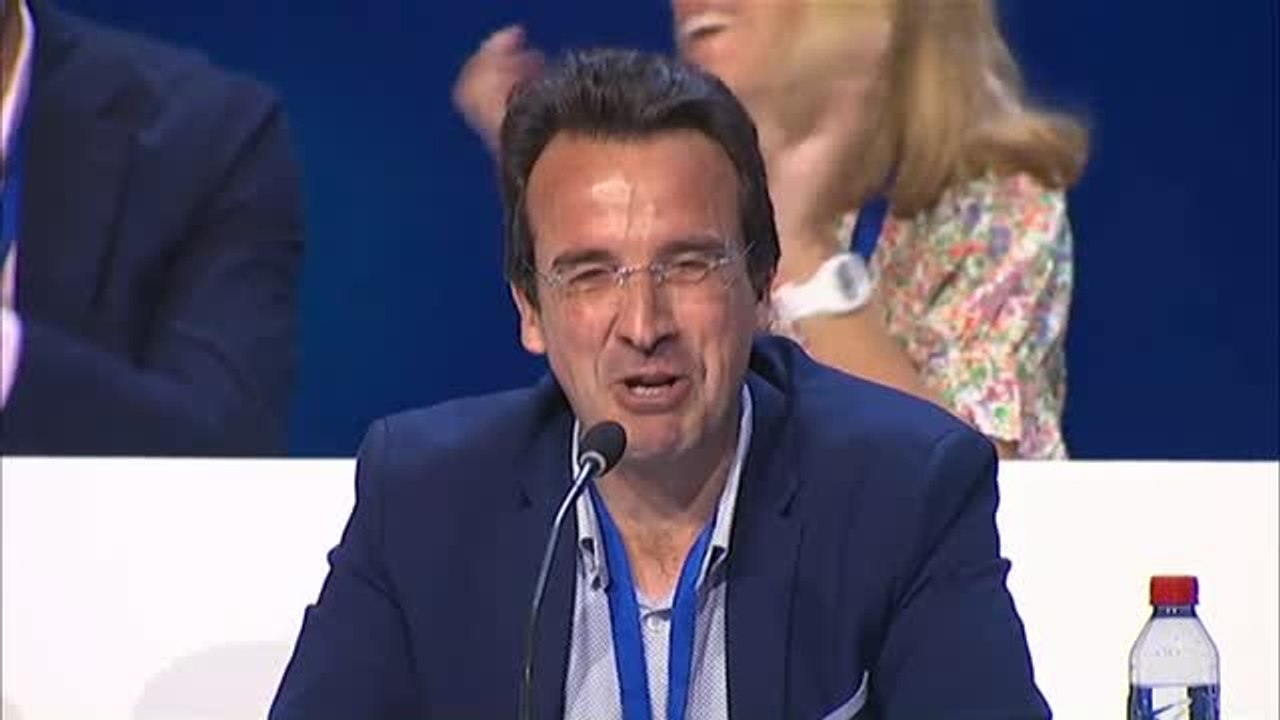 Díaz Ayuso se muestra emocionada y agradecida con Feijoo en su primer día al frente del PP de Madrid