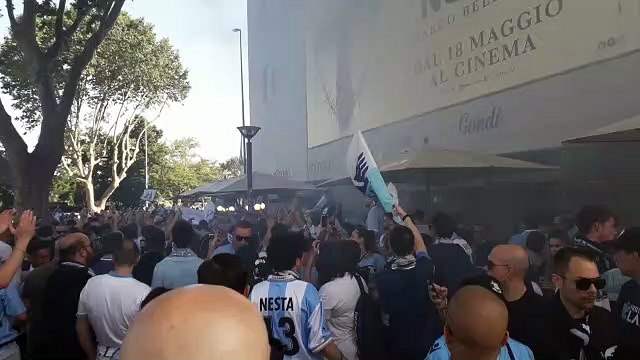 Lazio, i tifosi invadono Ponte Milvio
