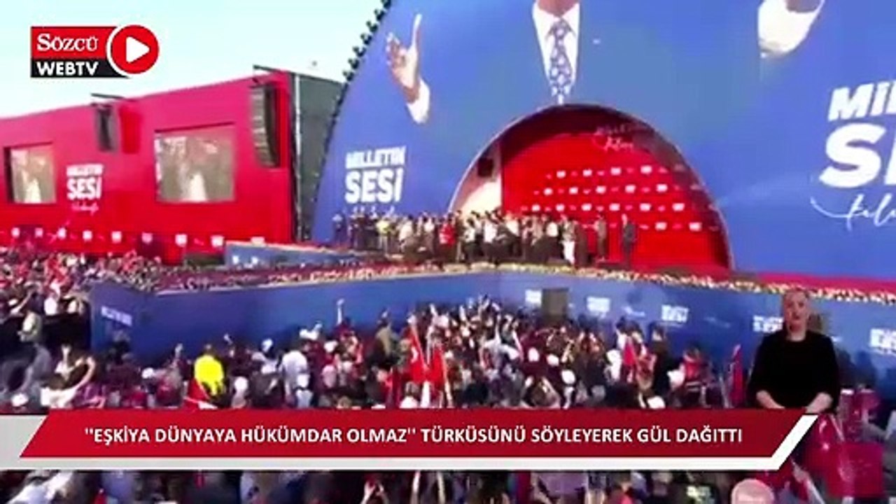 Kılıçdaroğlu sahnede 'Eşkiya Dünyaya Hükümdar Olmaz’ türküsünü söyleyerek halka gül dağıttı
