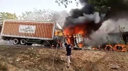 Télécharger la video: Gujarat Road Accident : Video : तीन ट्रकों की भिड़ंत में धमाके के साथ लगी आग, 2 जिंदा जले