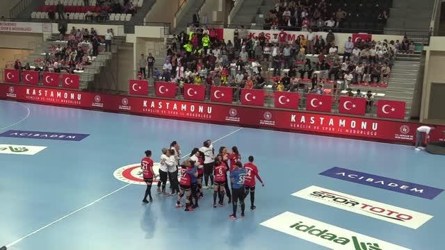 KASTAMONU - Hentbol Kadınlar Süper Ligi'nde Kastamonu Belediyespor, şampiyonluk kupasını kaldırdı