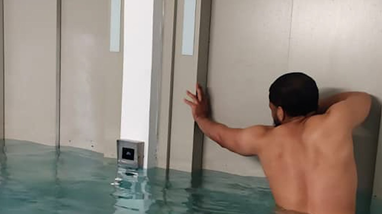 «Je me suis vue mourir» : coincée dans l’ascenseur, elle voit l’eau monter, monter...