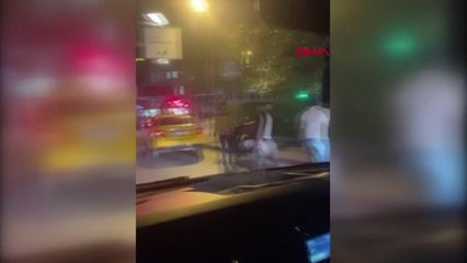 BEYOĞLU'NDA TAKSİ ŞOFÖRLERİYLE YOLCULARIN KAVGASI