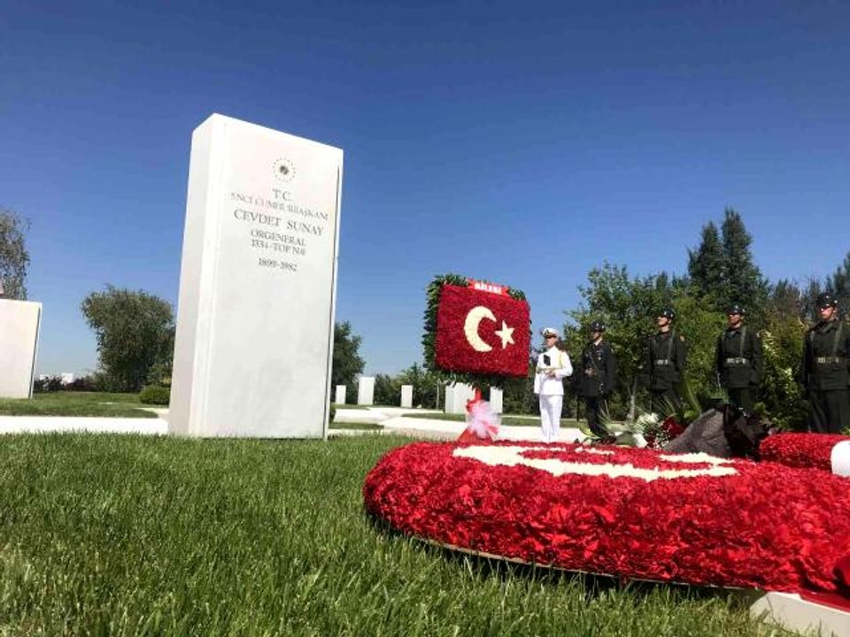 Eski Cumhurbaşkanı Cevdet Sunay, ölüm yıl dönümünde mezarı başında anıldı