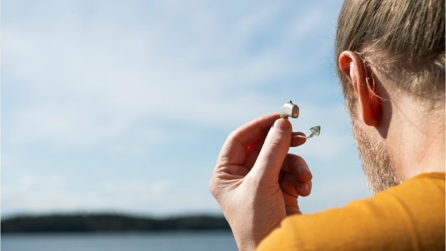 Malentendant, l'automobiliste reçoit une amende à cause de son appareil auditif