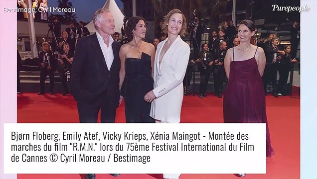 Vicky Krieps radieuse en tailleur décolleté à Cannes, longue ovation et larmes pour son film avec Gaspard Ulliel