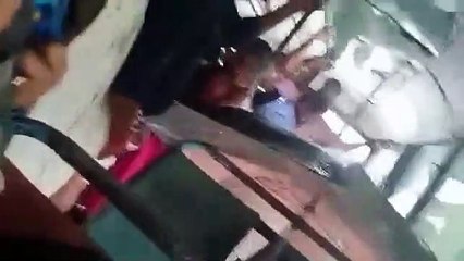 பஸ்ஸுக்குள் குடைபிடித்து பயணம் செய்யும் பயணிகள் -  வீடியோ