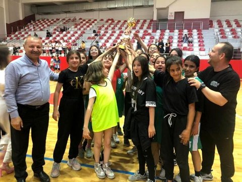 Bayraklı'da Okullar Arası Basketbol Turnuvası