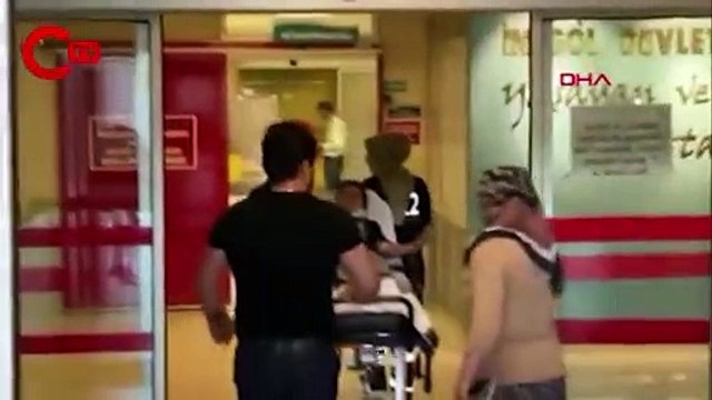 Düğün konvoyundaki otomobil, bahşiş isteyen çocuğa çarptı