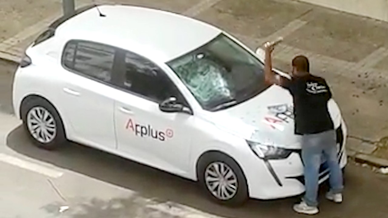 Destrozan coches a botellazos y palos en plena mañana de sábado en Jerez