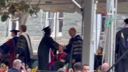 Filistinli öğrenci mezuniyet töreninde Blinken'ın elini sıkmayı reddetti