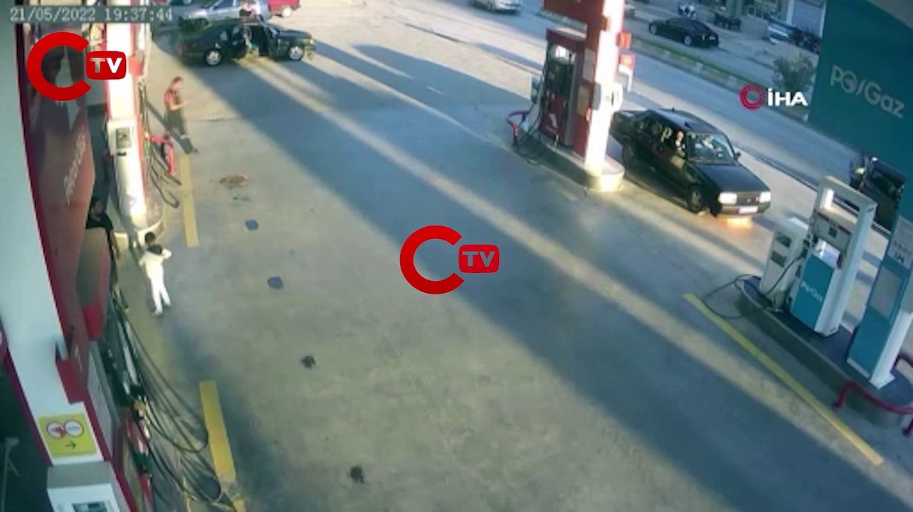 Akaryakıt istasyonunda panik anları: Otomobil alev aldı