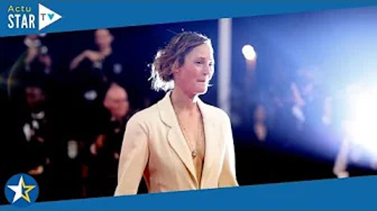 Cannes 2022 : après la sobriété, Vicky Krieps ose le décolleté en costume blanc sur le tapis rouge